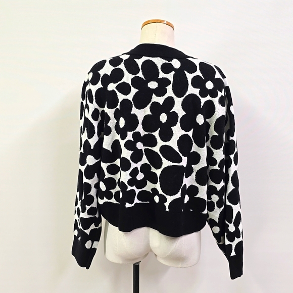 NWT H&M BLACK AND WHITE FLOWER POWER SWEATER X-LARGE - Picture 4 of 5